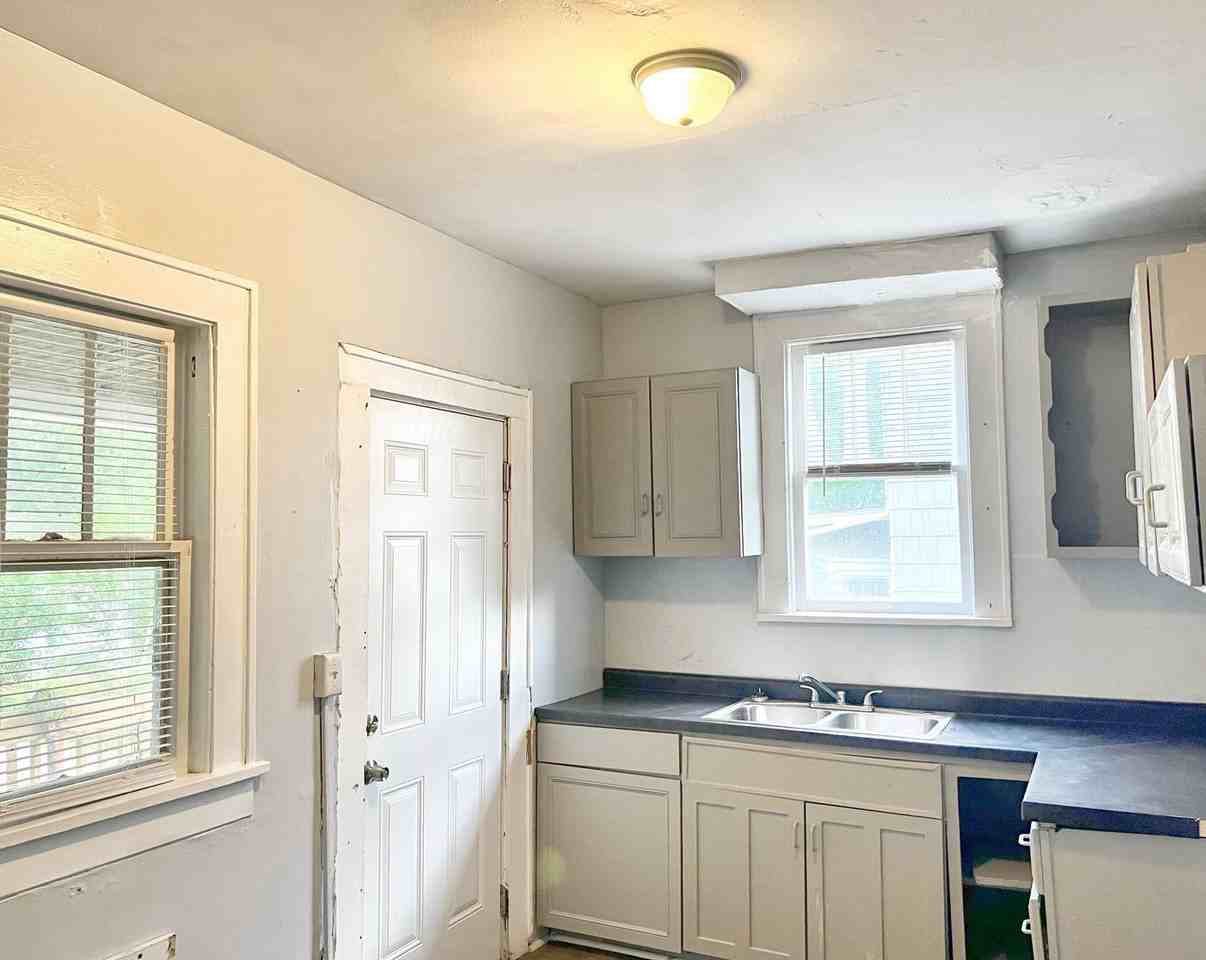 1438 Rowland Ave Ne - Photo 7 of 8