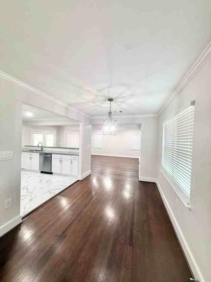 306 Wisteria St - Photo 4 of 21