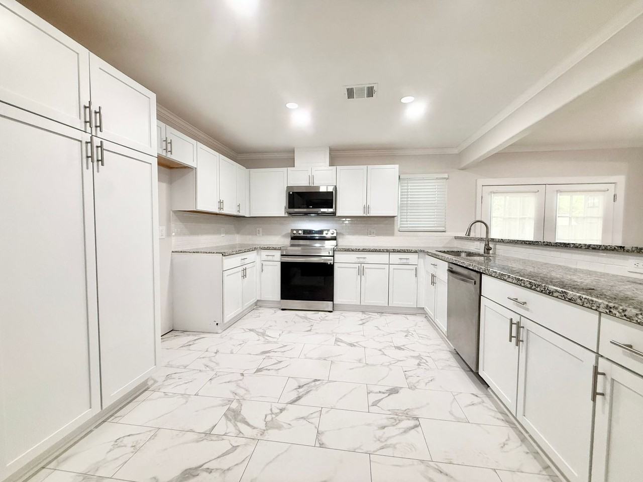 306 Wisteria St - Photo 5 of 21