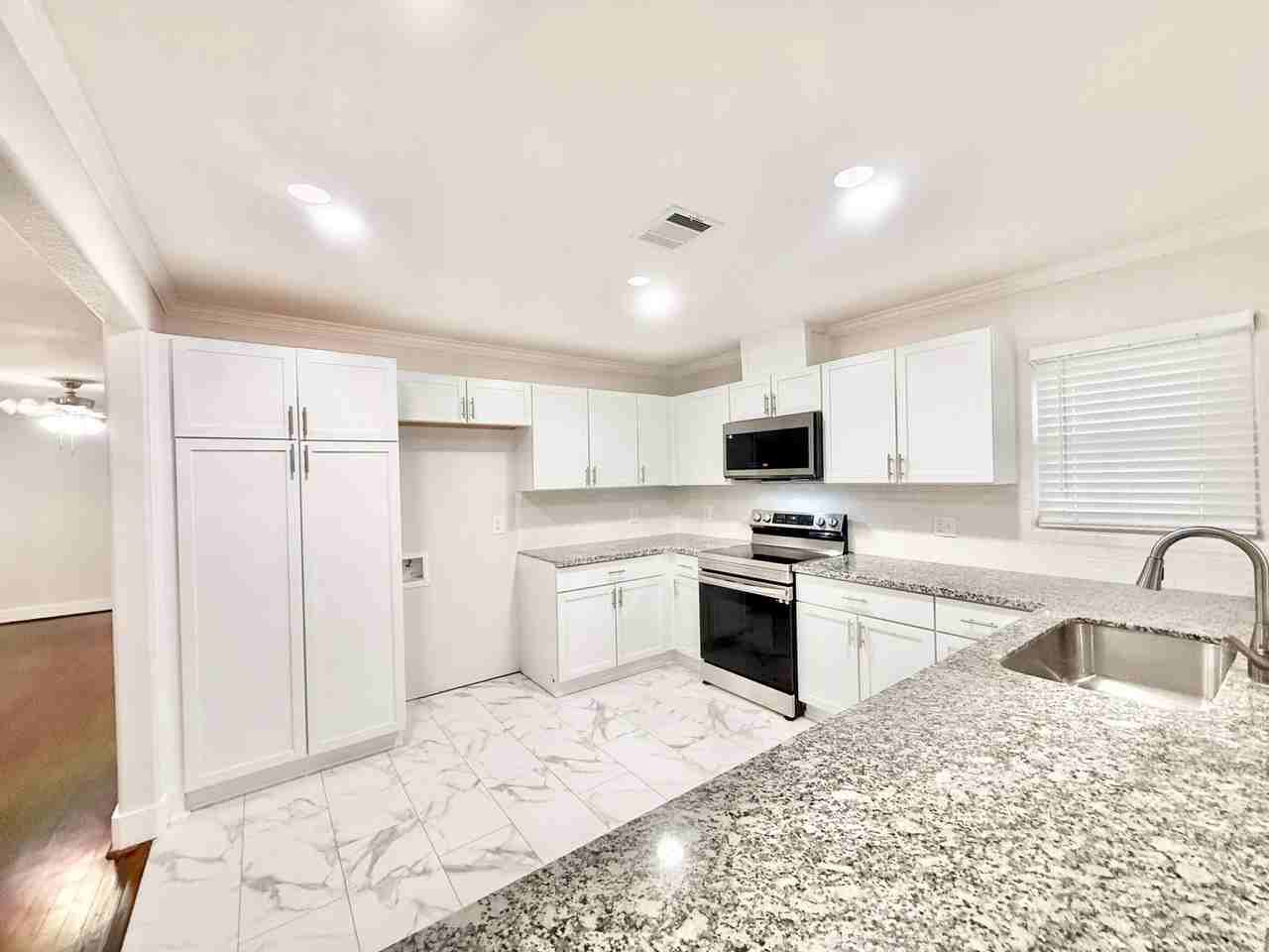 306 Wisteria St - Photo 6 of 21