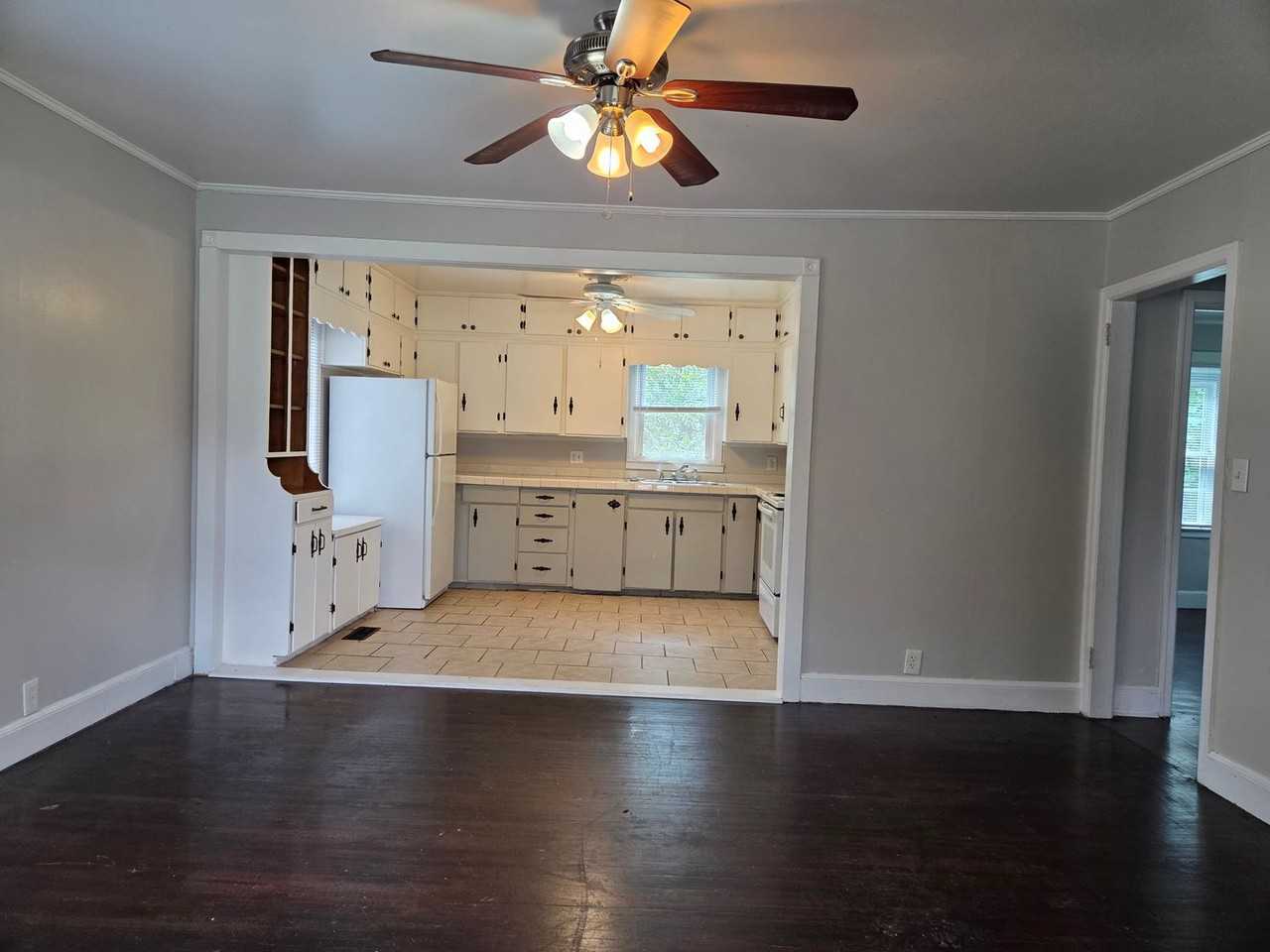 1027 Holland Ave - Photo 3 of 15
