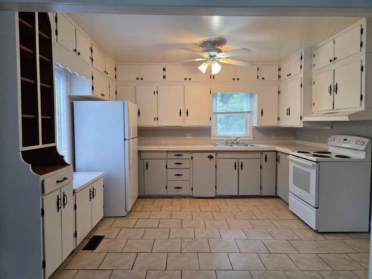 1027 Holland Ave - Photo 4 of 15