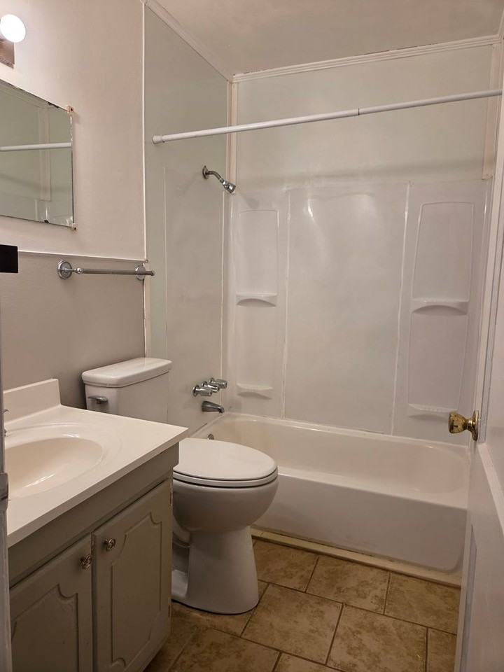 1027 Holland Ave - Photo 5 of 15