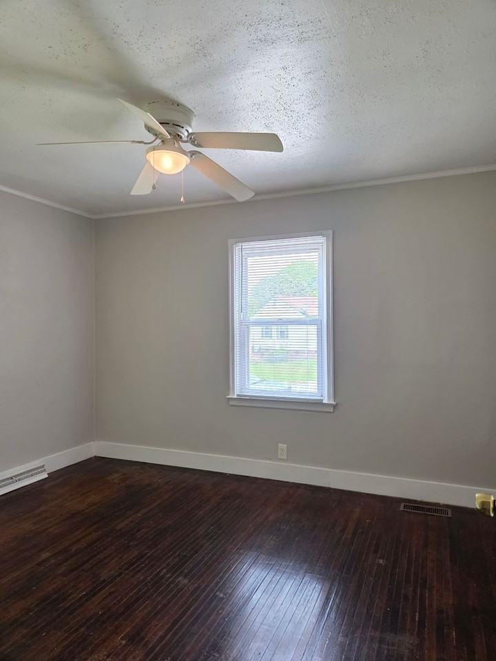 1027 Holland Ave - Photo 6 of 15