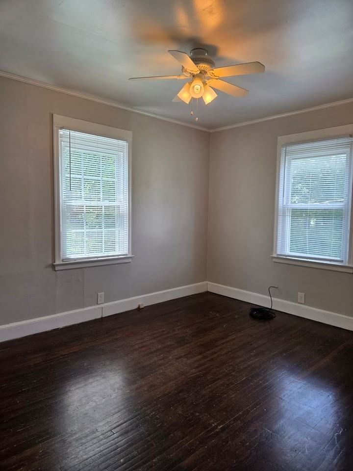 1027 Holland Ave - Photo 7 of 15