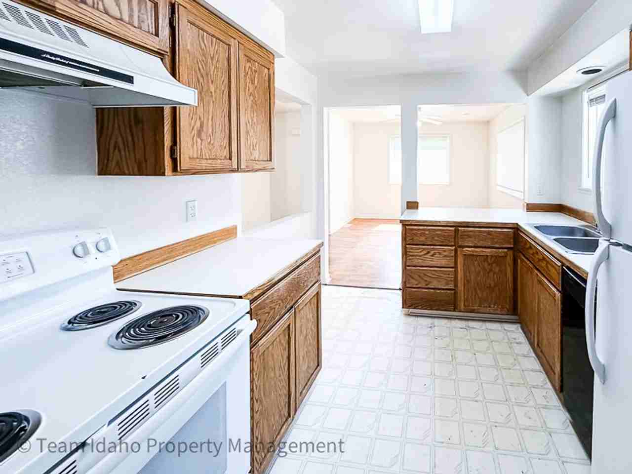 562 Deer Meadow Ct - Photo 7 of 29