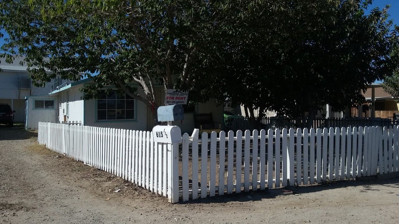 615 Tyler St - Photo 7 of 20