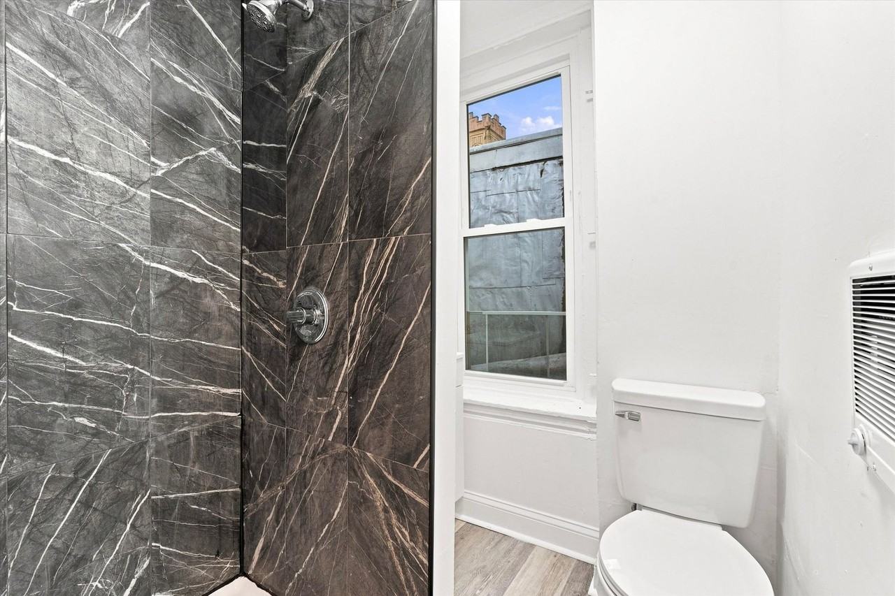 2411 W Oakdale St - Photo 2 of 15