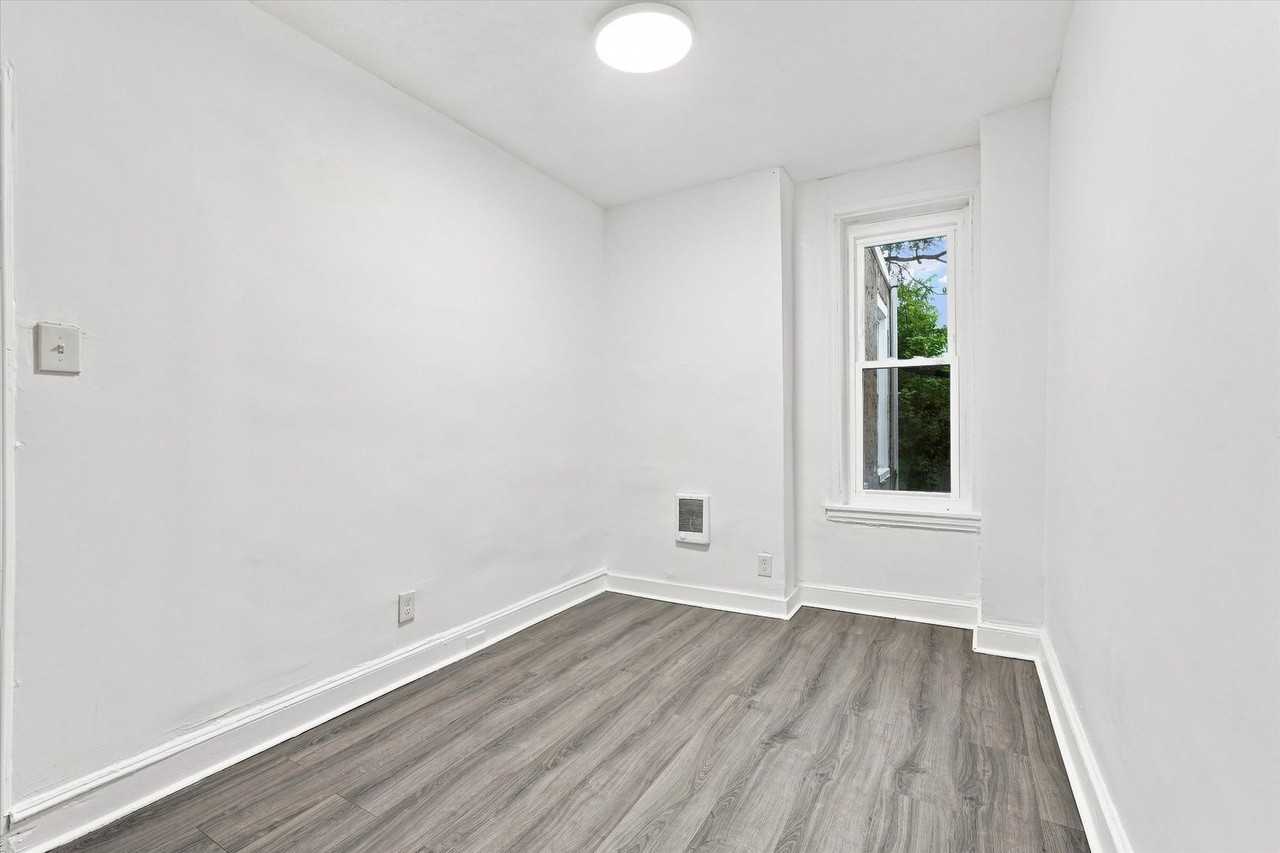 2411 W Oakdale St - Photo 3 of 15