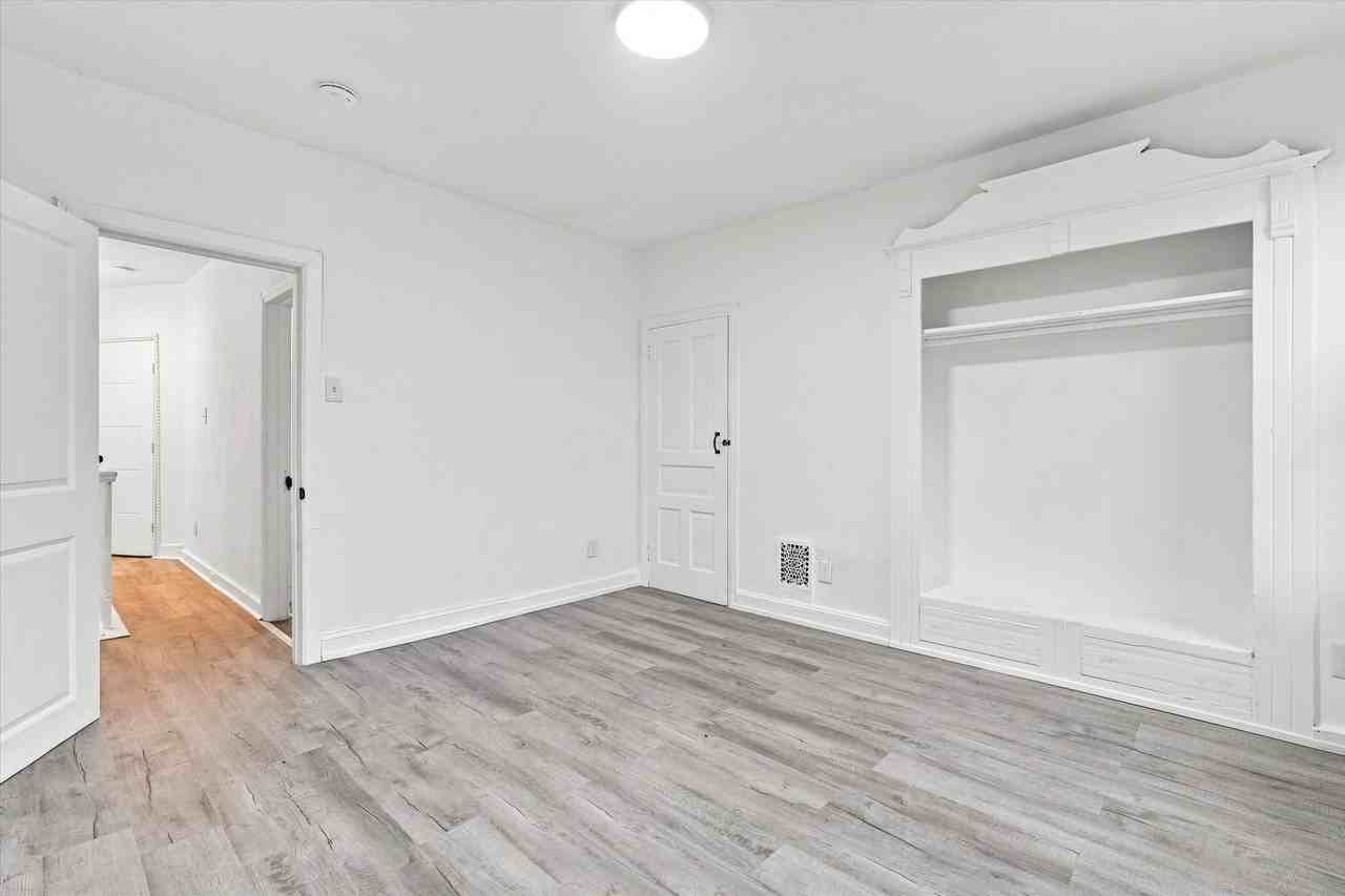 2411 W Oakdale St - Photo 6 of 15