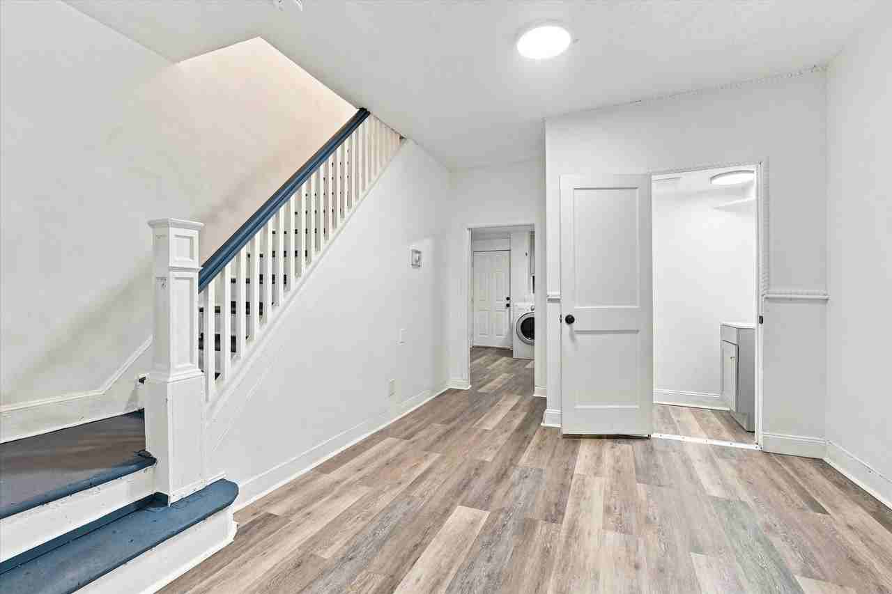 2411 W Oakdale St - Photo 7 of 15