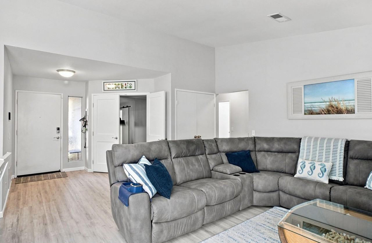 2039 Waterbury - Photo 4 of 40