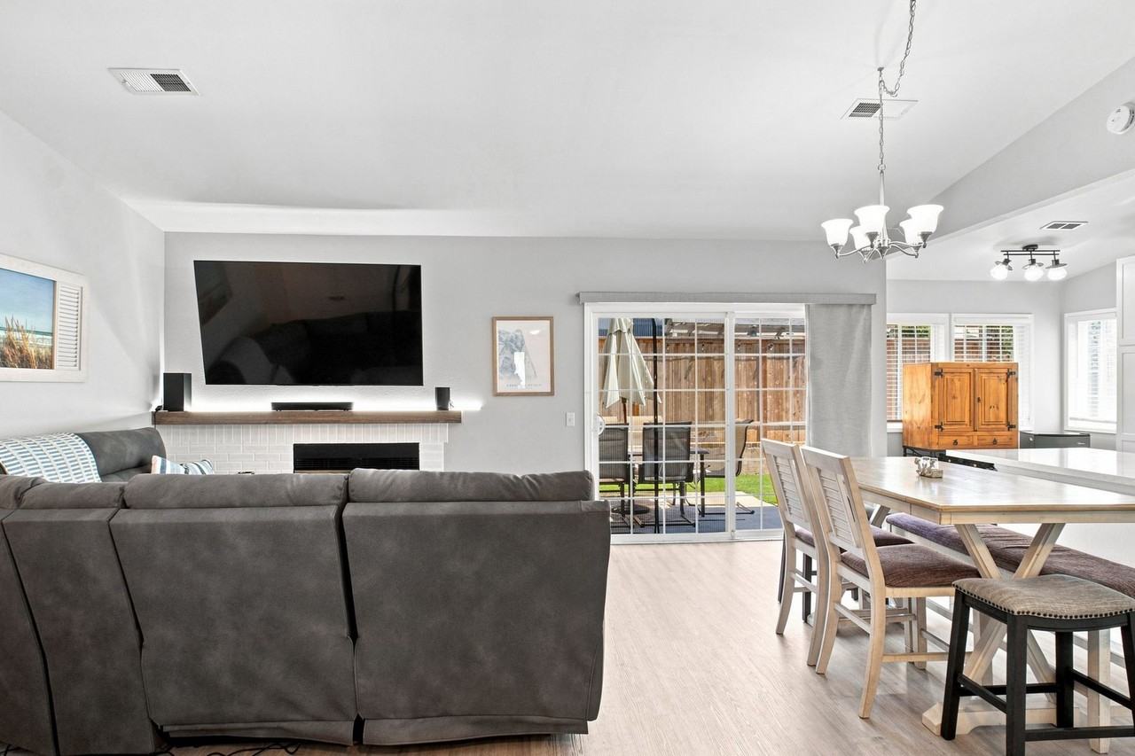 2039 Waterbury - Photo 5 of 40
