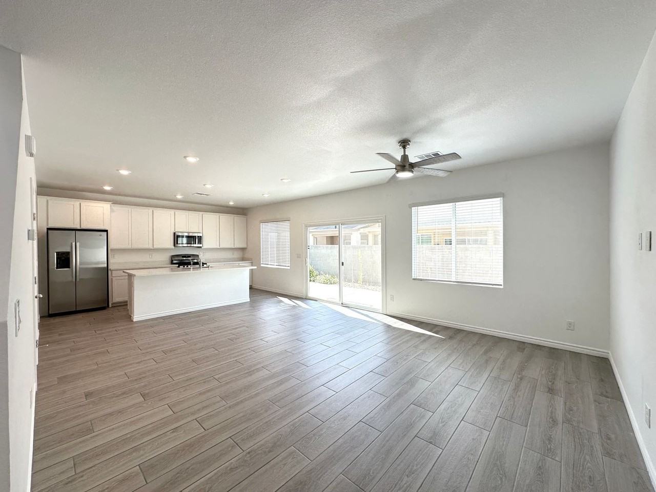 8357 Aurora Ridge Ave - Photo 4 of 33