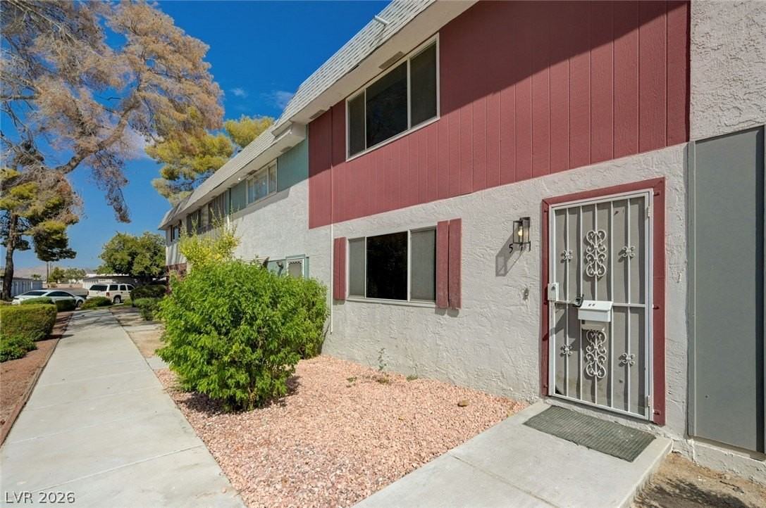 571 Greenbriar Townhouse Way - Photo 2 of 50