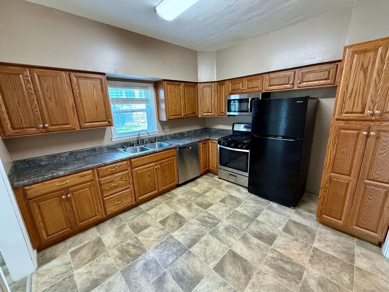 1132 S Dodgion Ave - Photo 5 of 17