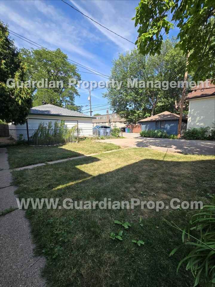 2621 Colfax Ave S - Photo 7 of 8