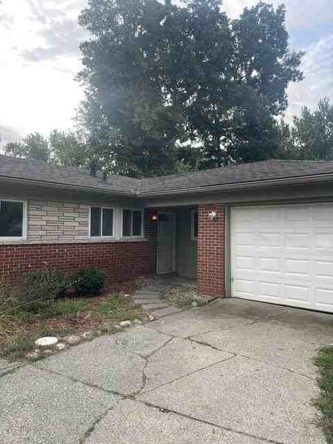 23484 Larkshire St - Photo 2 of 8