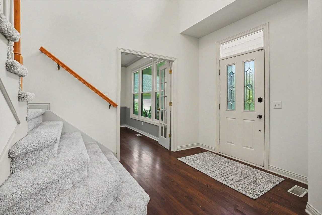 3382 Hampstead Ct - Photo 5 of 36
