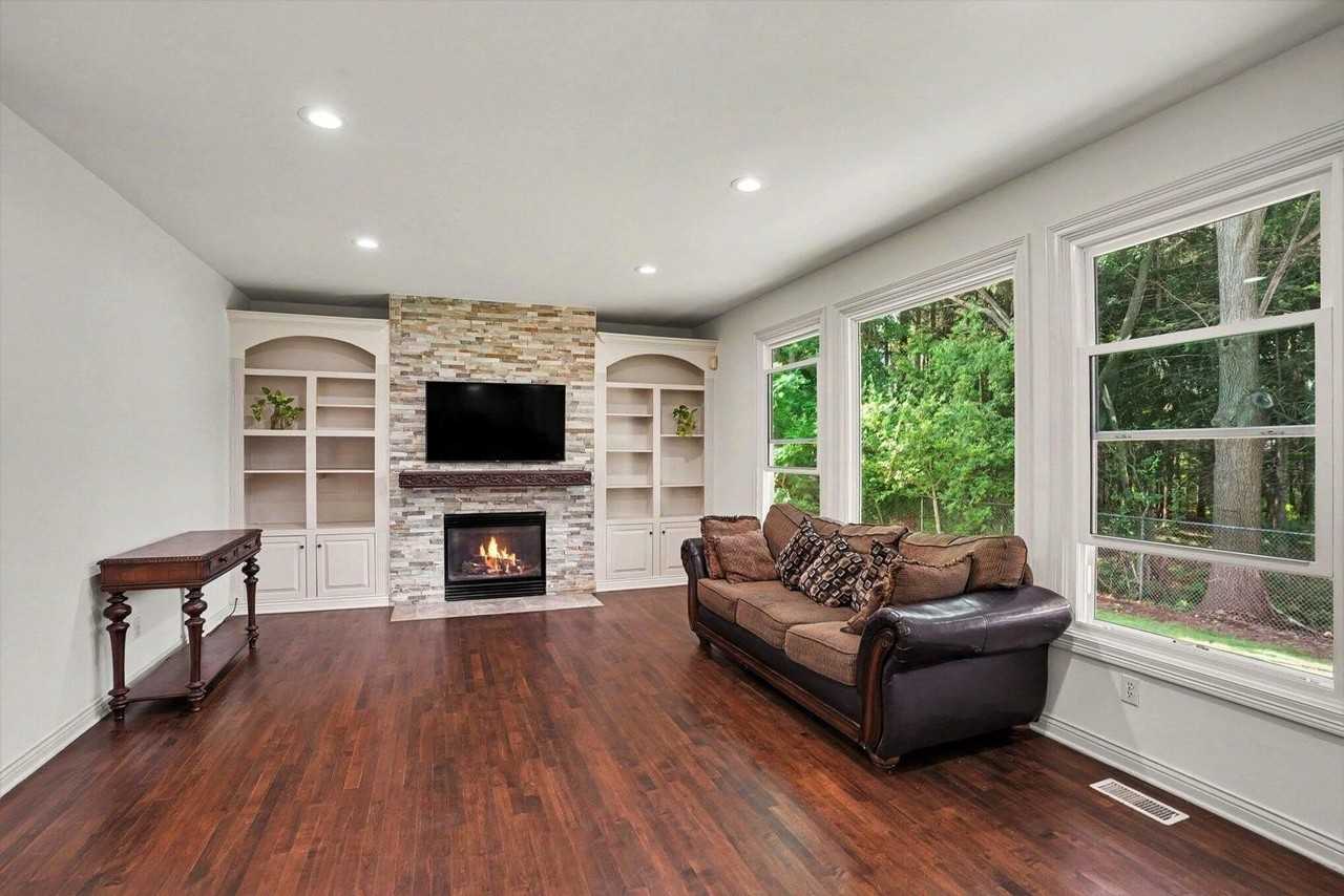 3382 Hampstead Ct - Photo 7 of 36