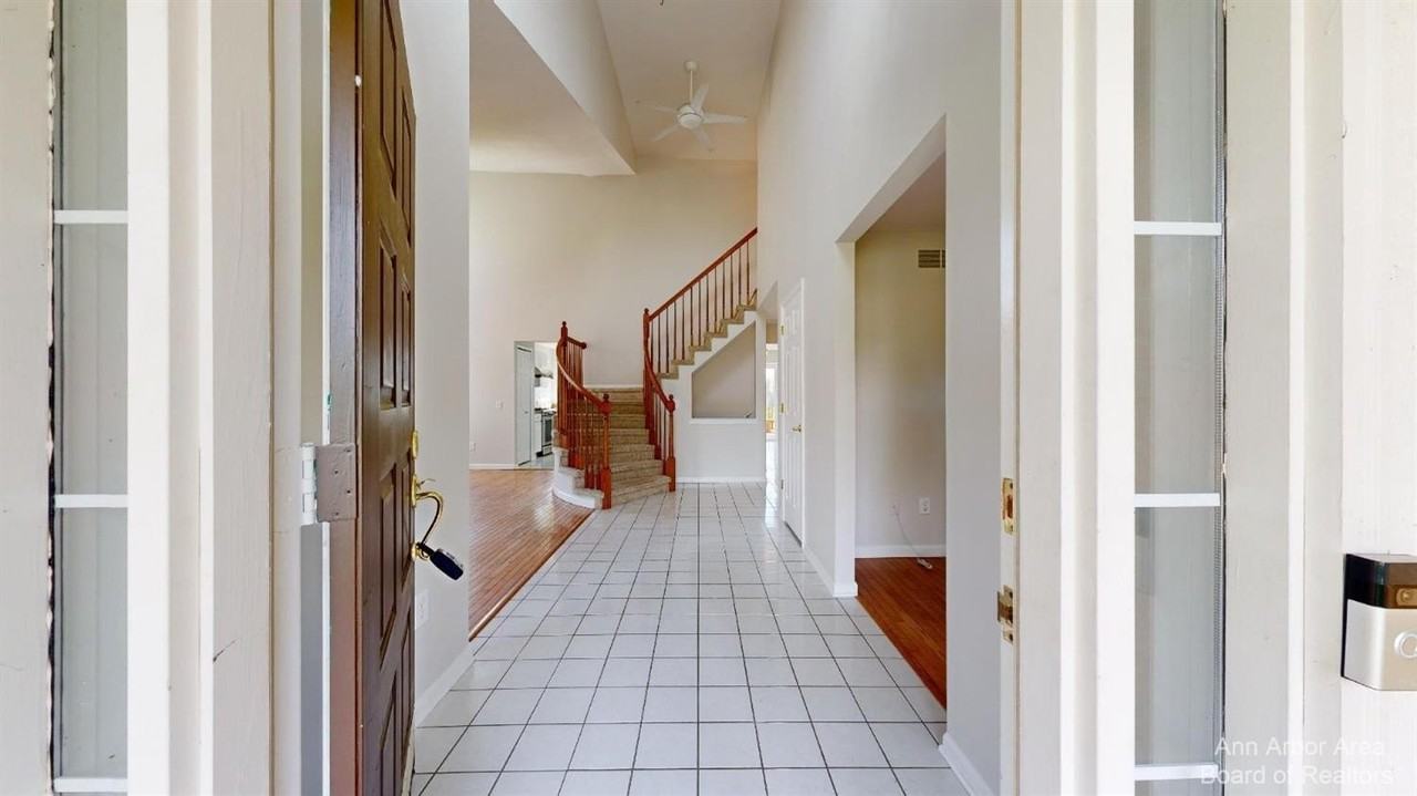 2844 Chaseway Ct - Photo 2 of 35