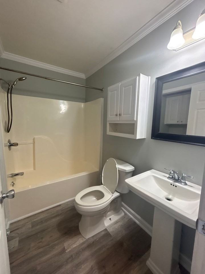 1082 Hampton Rd - Photo 3 of 9