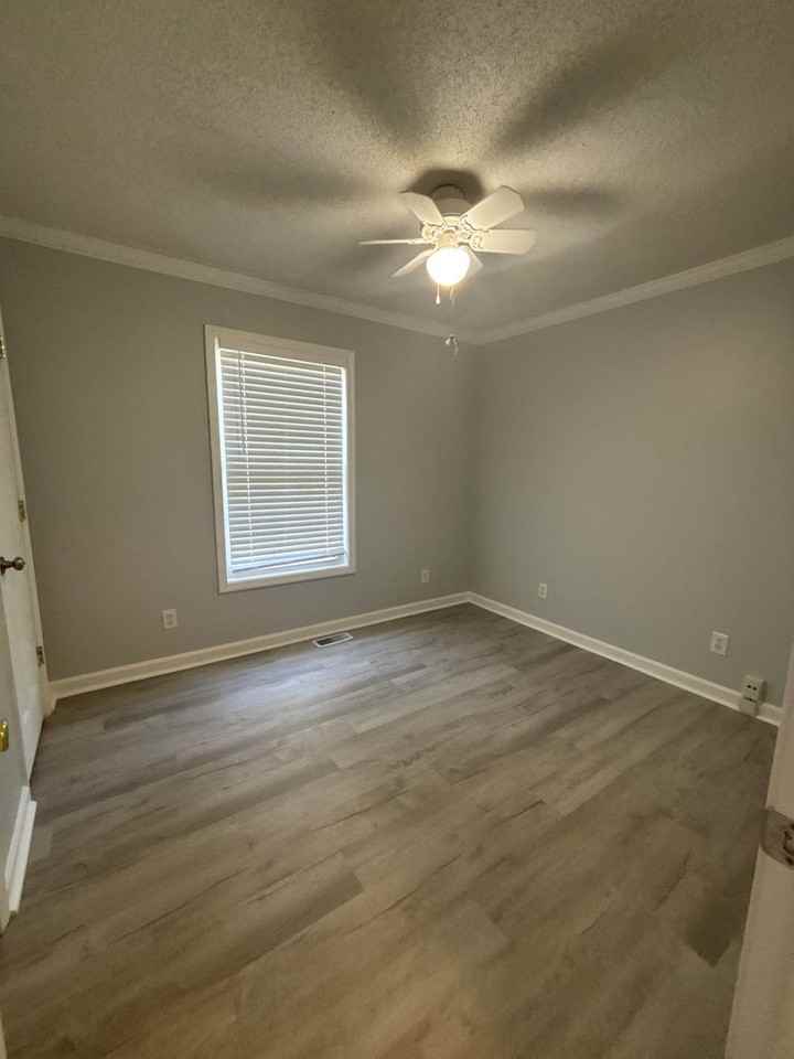 1082 Hampton Rd - Photo 5 of 9