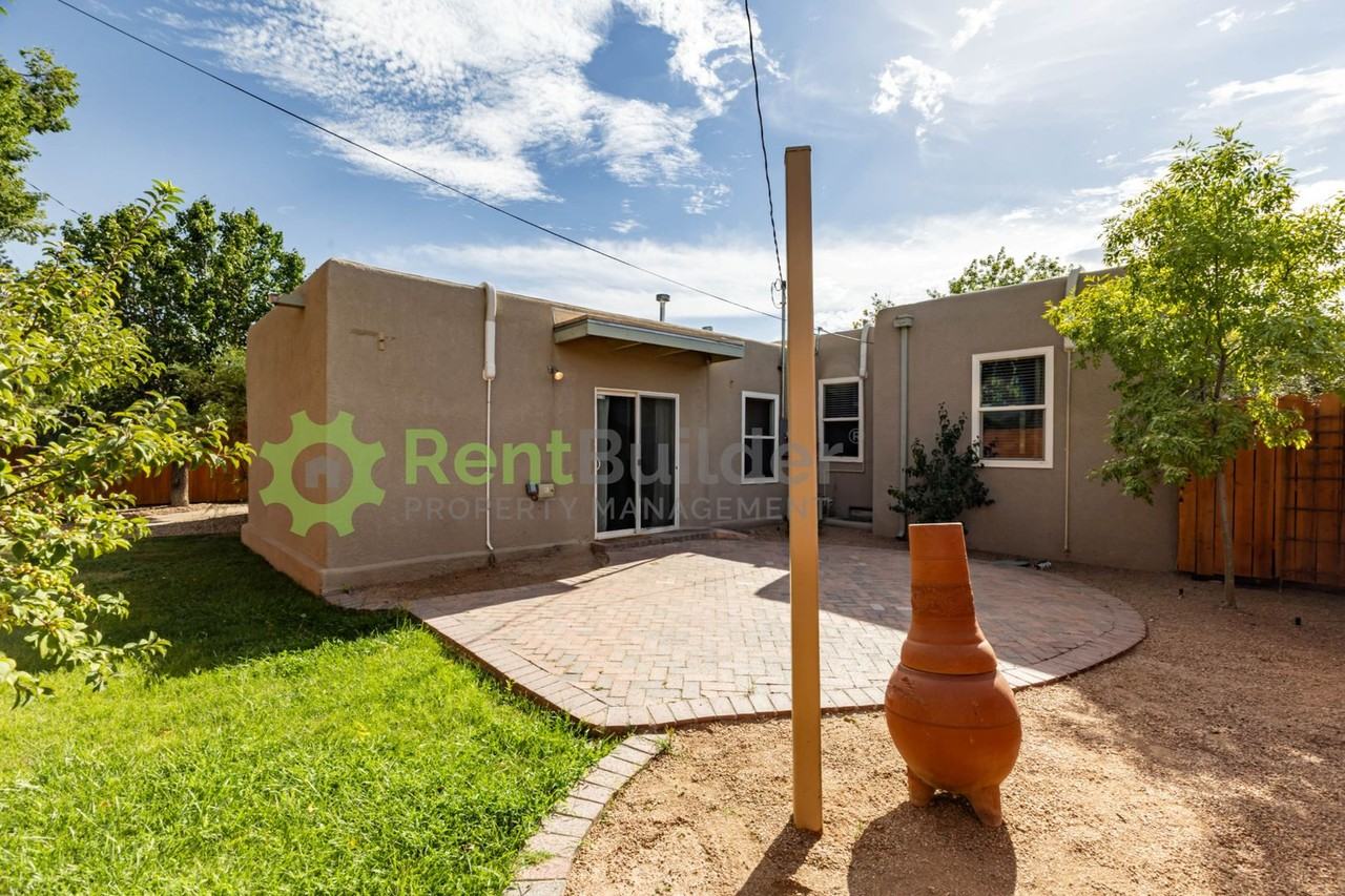 816 Loma Vista Dr Ne - Photo 4 of 24