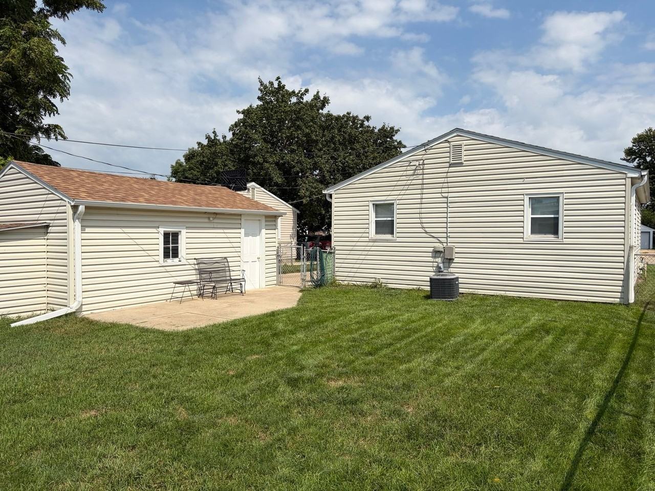 4612 S 63rd St - Photo 4 of 12