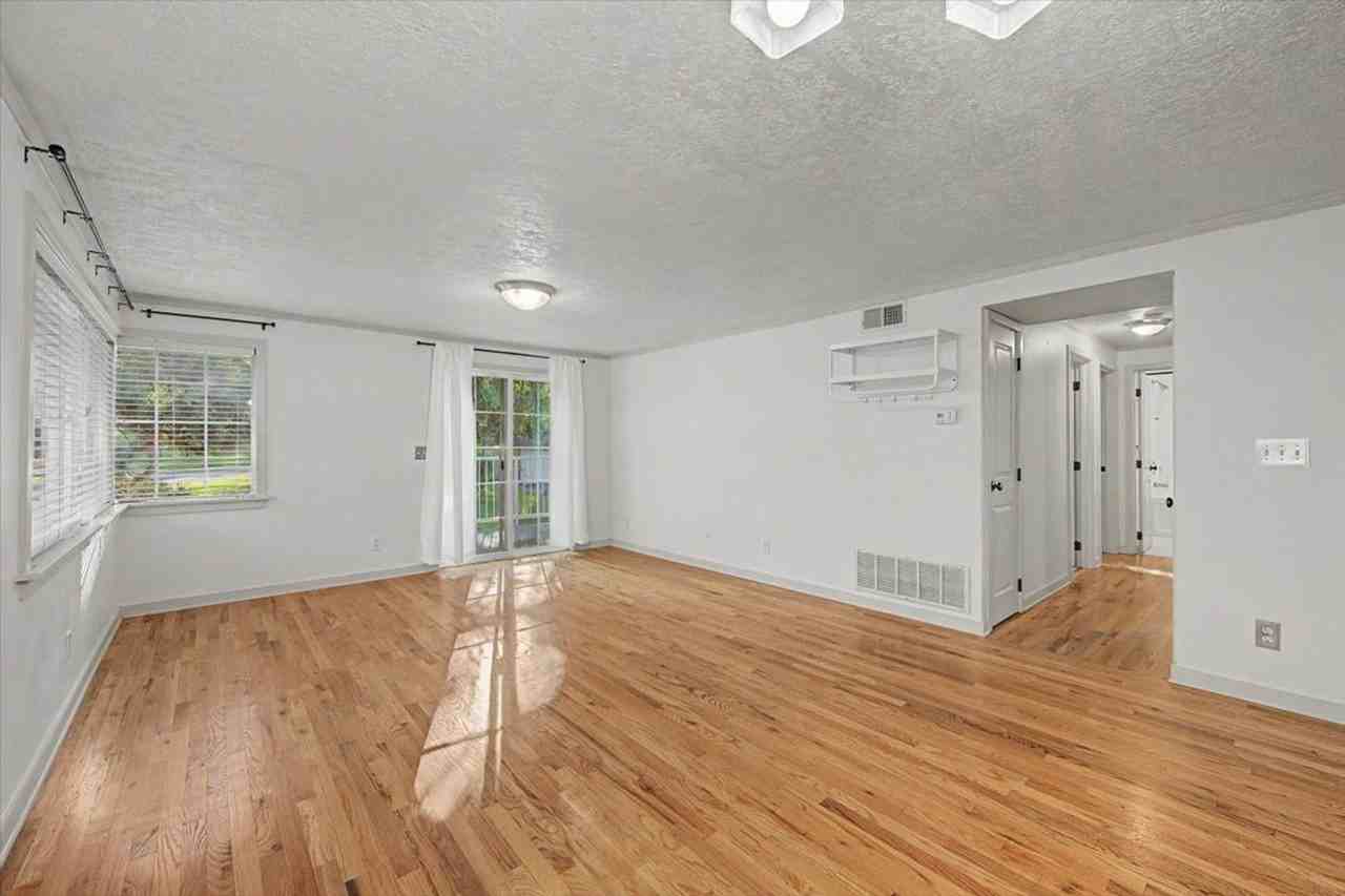 407 W Village Ln - Photo 4 of 21