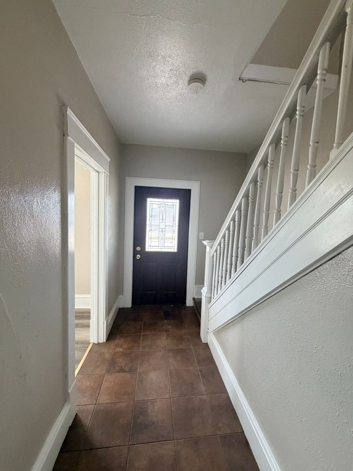 518 23rd St - Photo 2 of 18