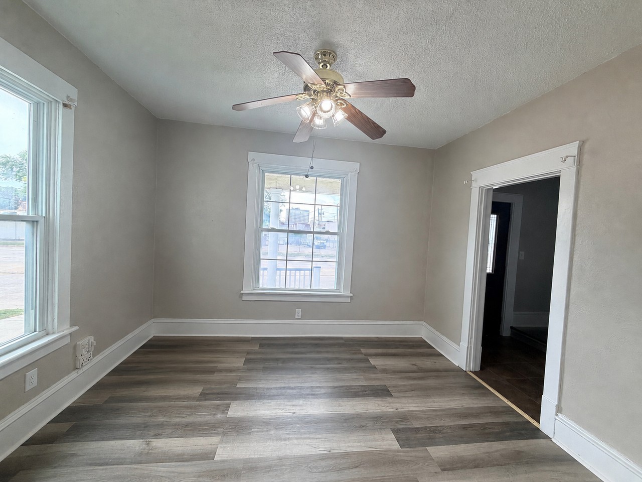518 23rd St - Photo 3 of 18