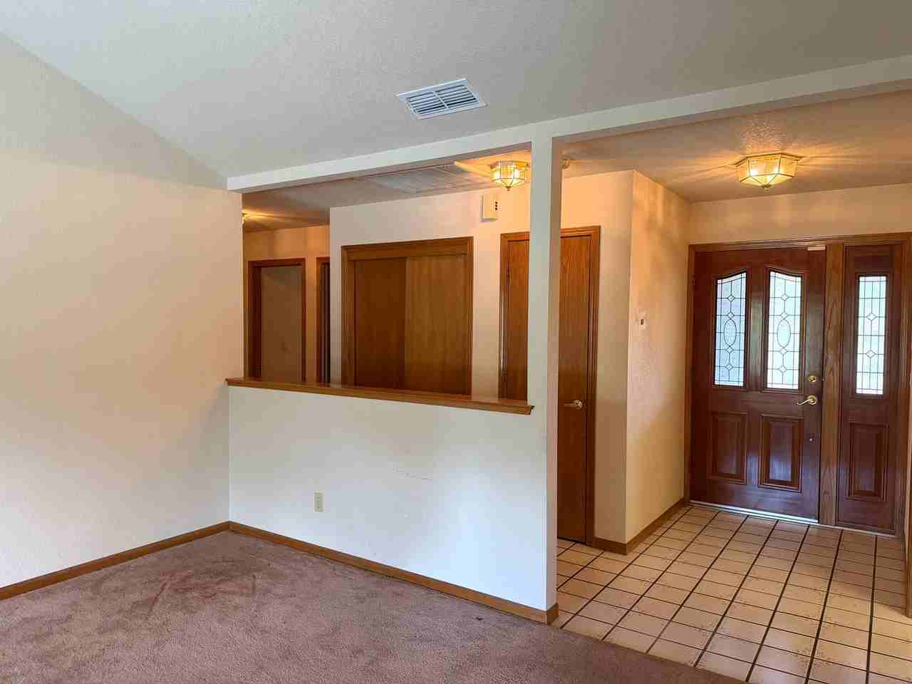 5523 Freeman Cir - Photo 6 of 48