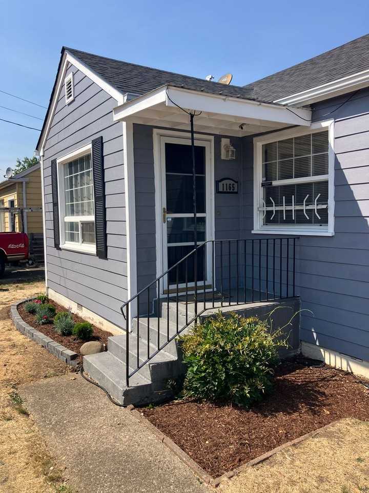 1165 Oxford St Se - Photo 2 of 20