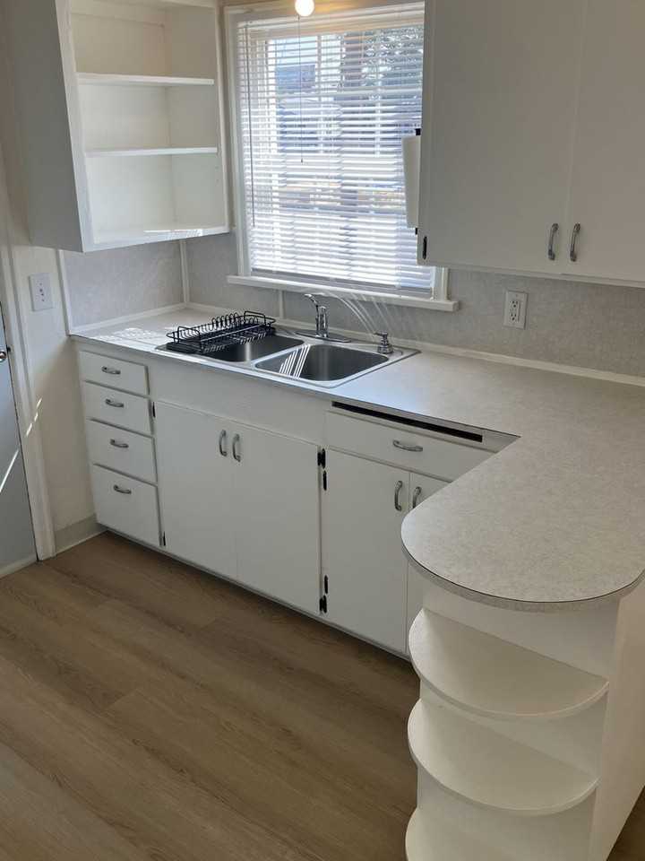 1165 Oxford St Se - Photo 6 of 20