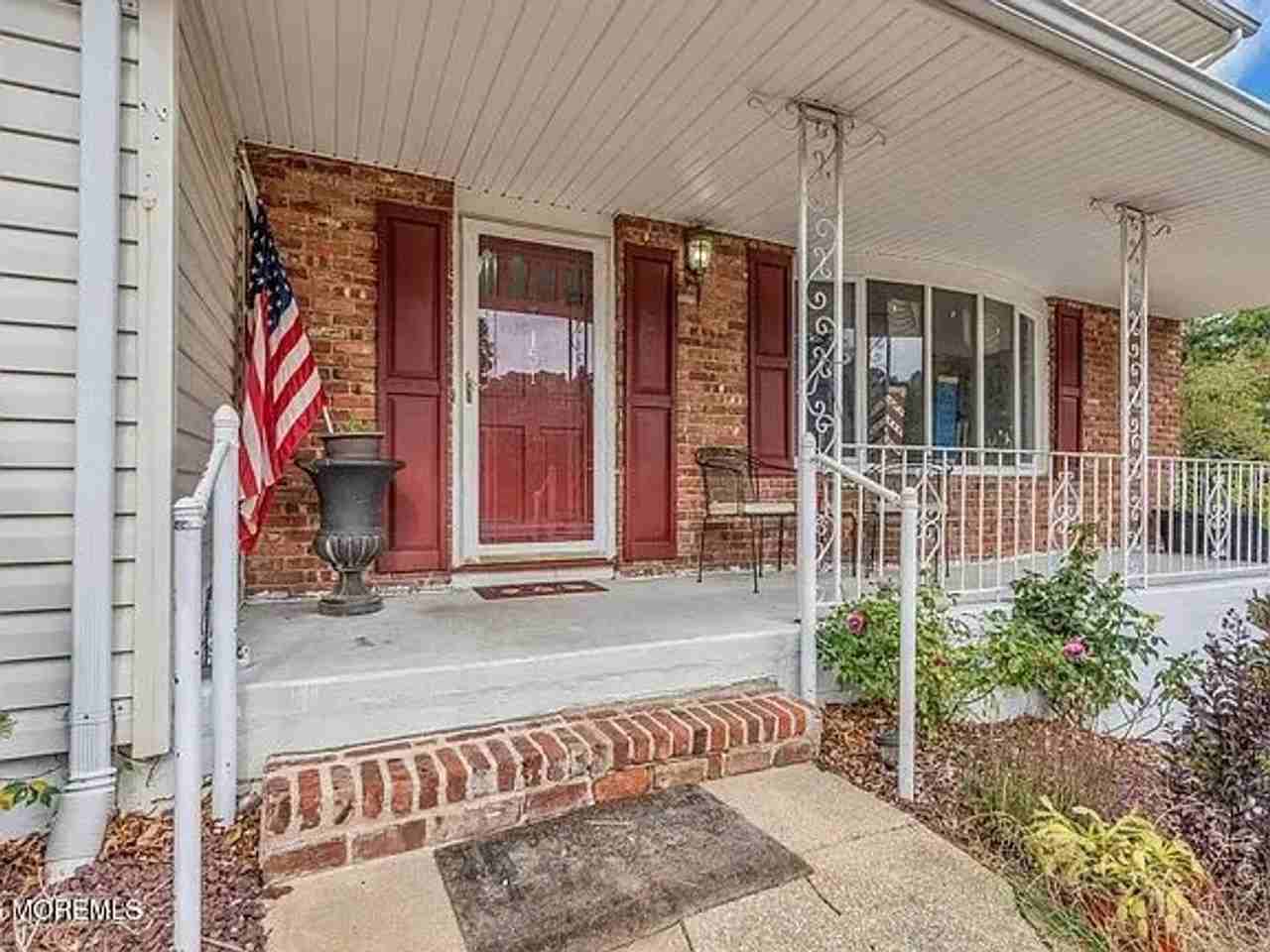 151 Cardinal Dr - Photo 4 of 5