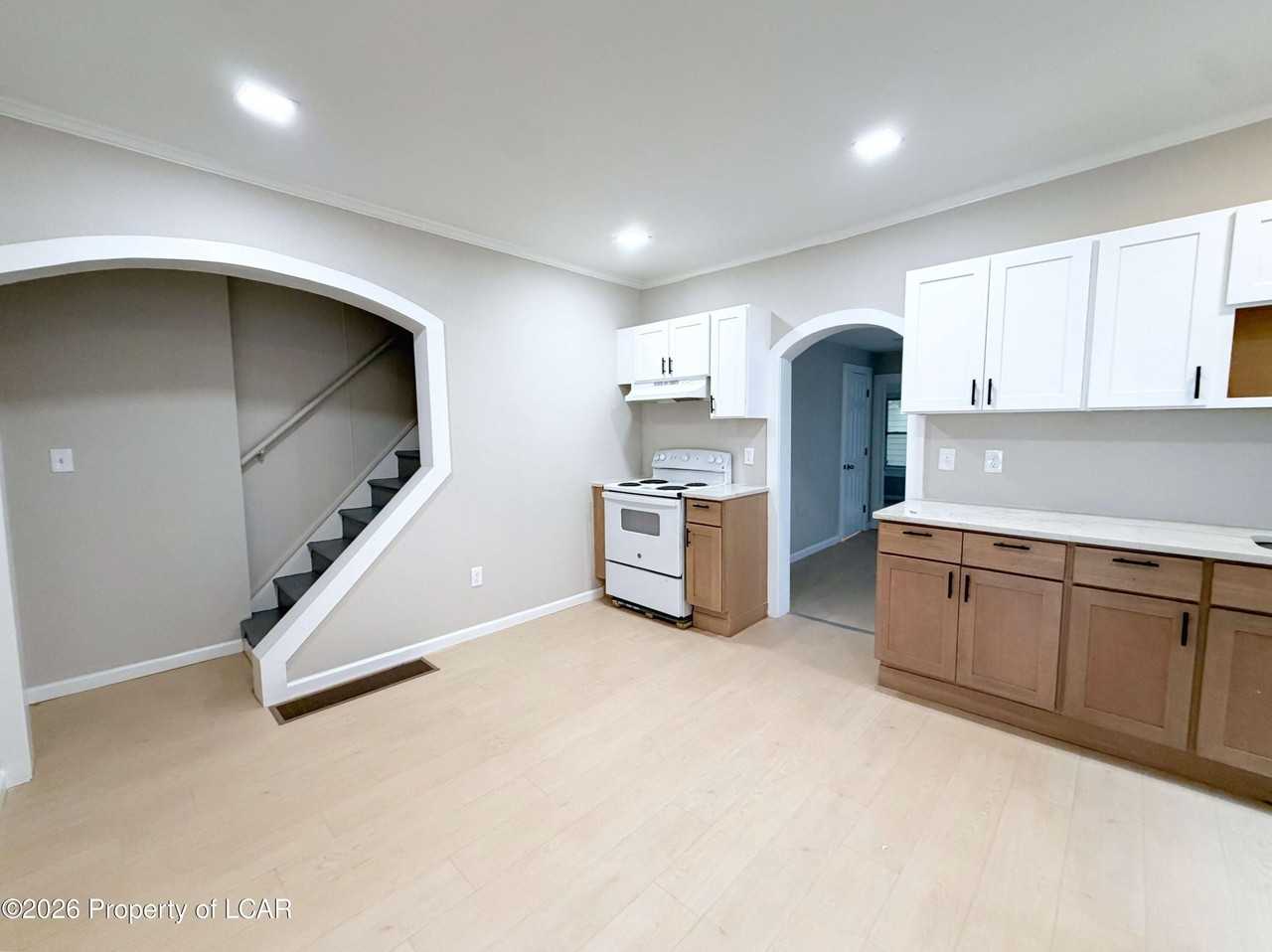 228 Linden St - Photo 4 of 18