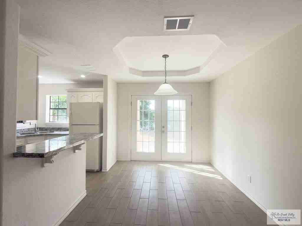 5894 Lourdes Blvd - Photo 4 of 35