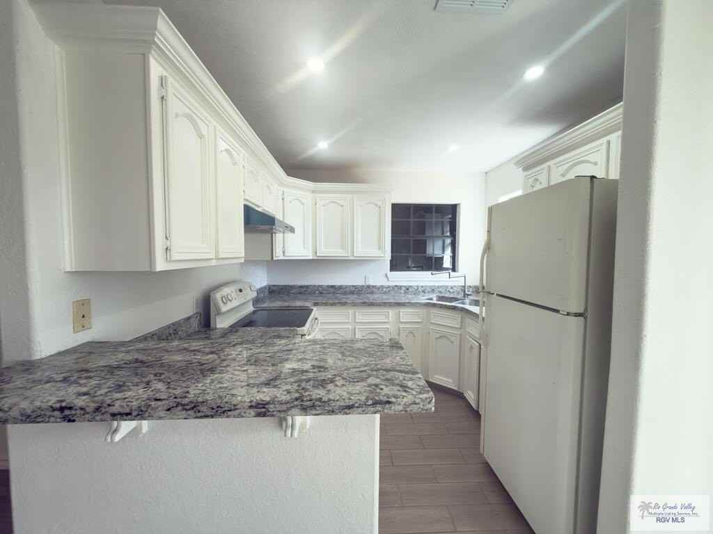 5894 Lourdes Blvd - Photo 7 of 35