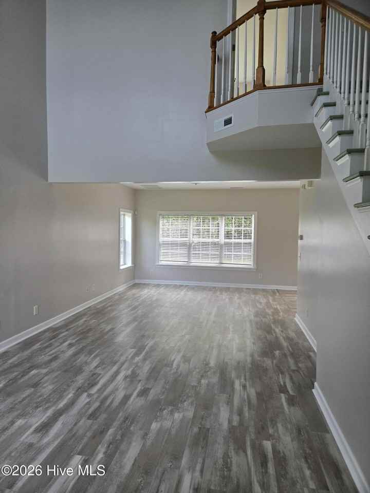 511 Sunset Strip - Photo 4 of 36