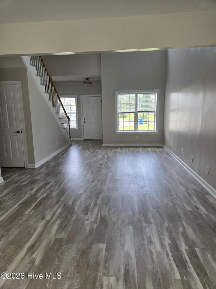 511 Sunset Strip - Photo 5 of 36