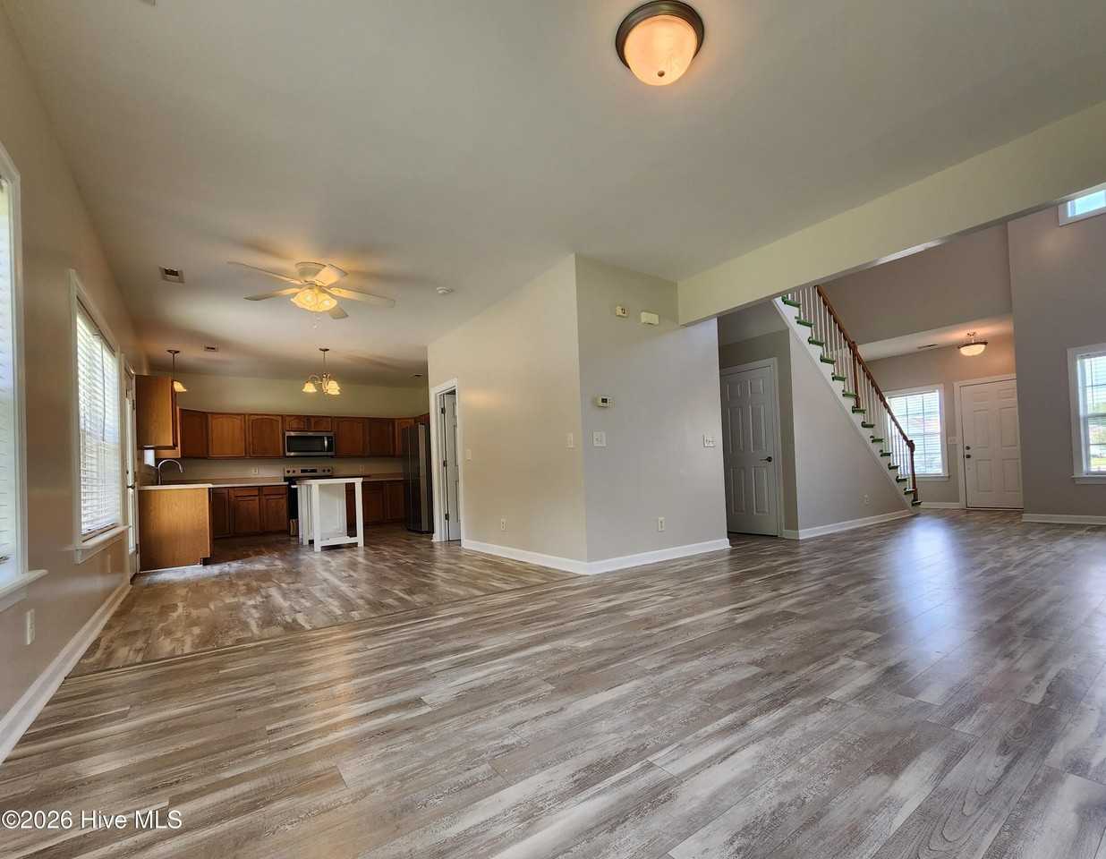 511 Sunset Strip - Photo 7 of 36