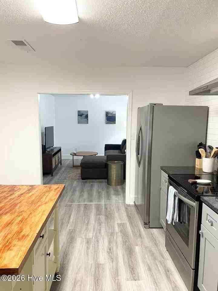 216 S 17th St #B - Photo 3 of 17
