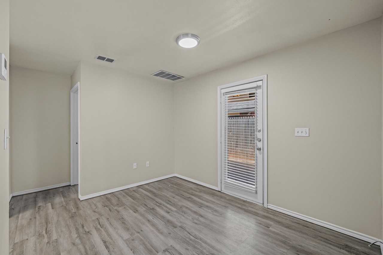 301 N Chicago Ave #B - Photo 5 of 27