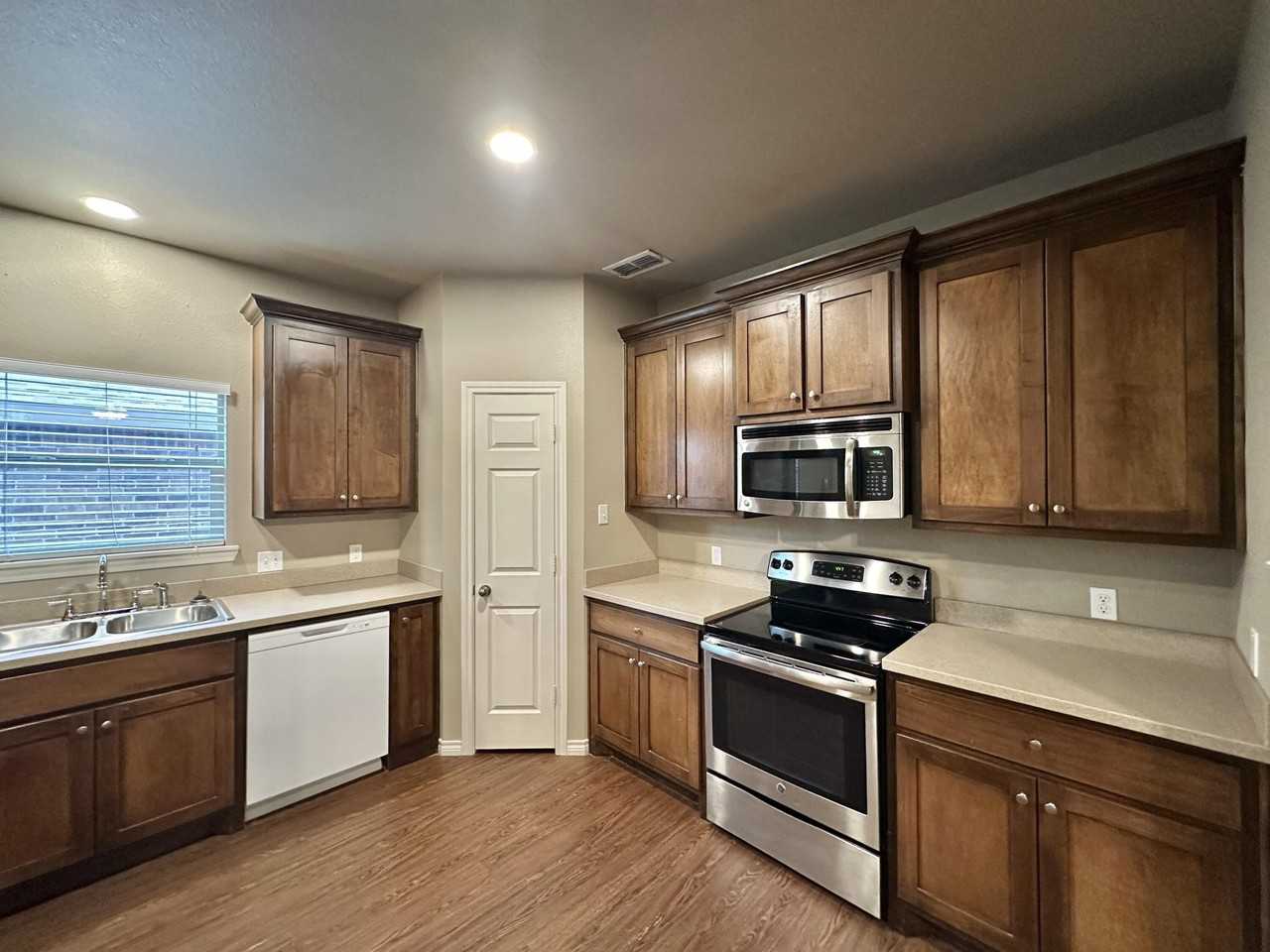 9807 Waco Ave - Photo 3 of 17