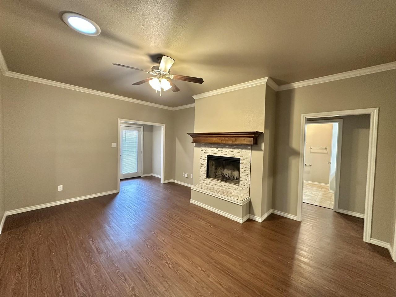 9807 Waco Ave - Photo 4 of 17