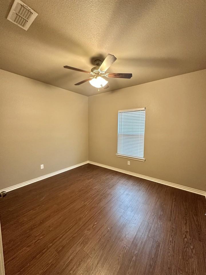 9807 Waco Ave - Photo 6 of 17