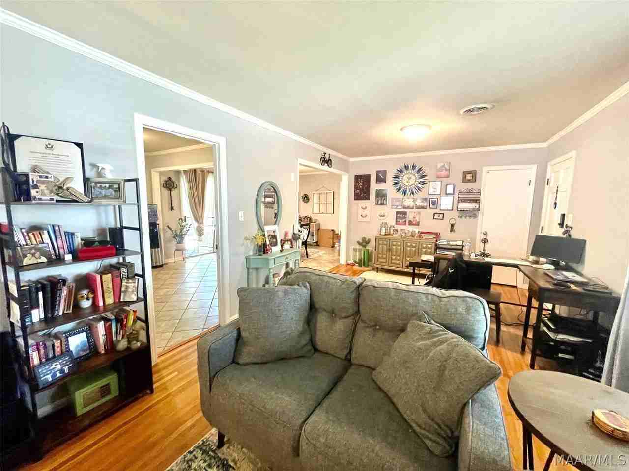 133 Lawrence St - Photo 3 of 32