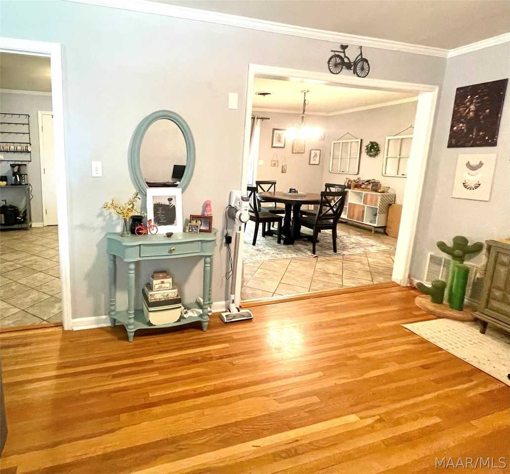 133 Lawrence St - Photo 5 of 32