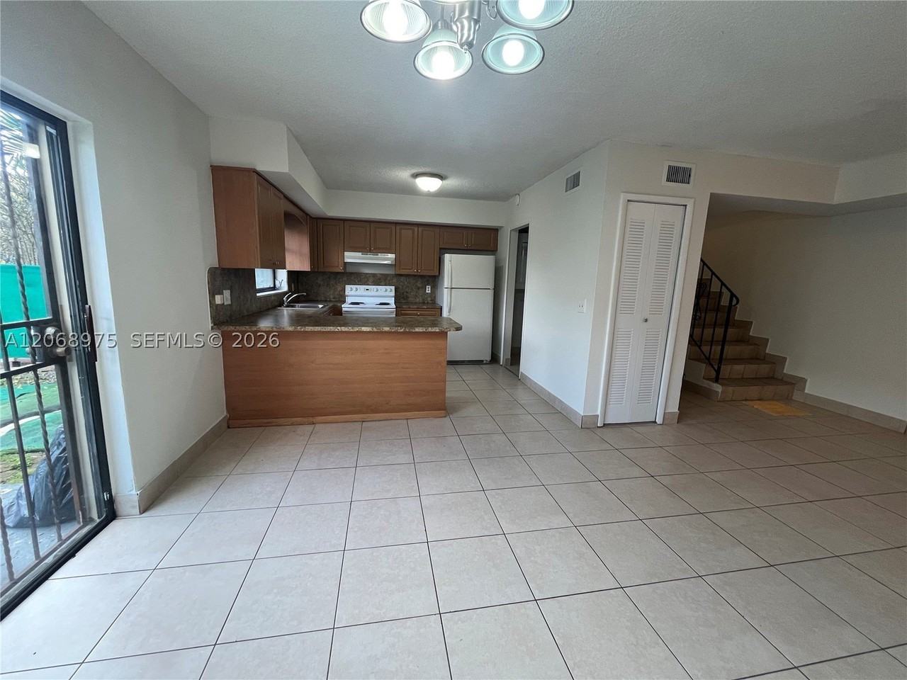 1095 W 37th St - Photo 3 of 7